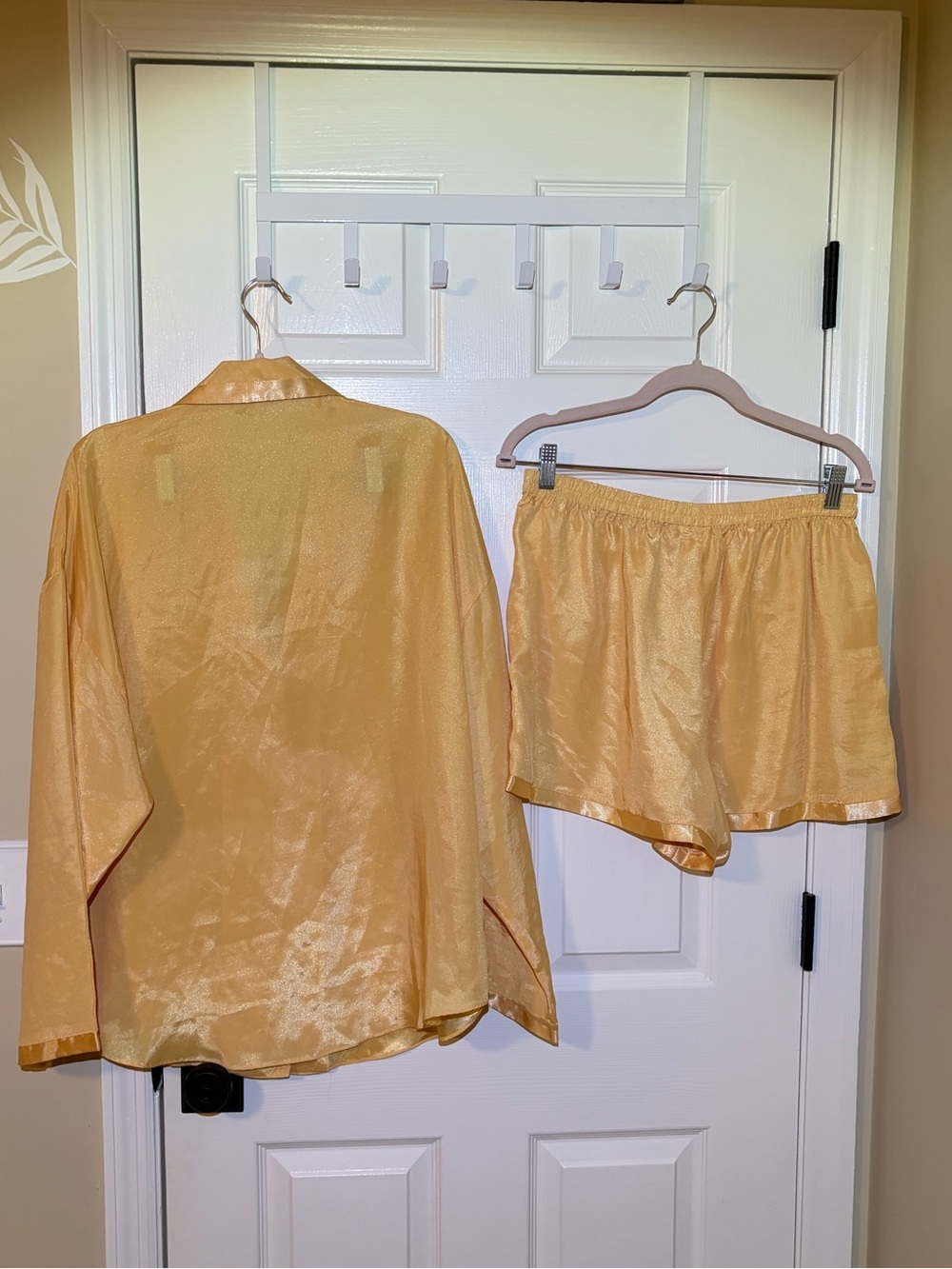 Vintage VS Gold Label Silky Gold Women's Pajama Set - Button-Up Top & Shorts. XL - Picture 7 of 12